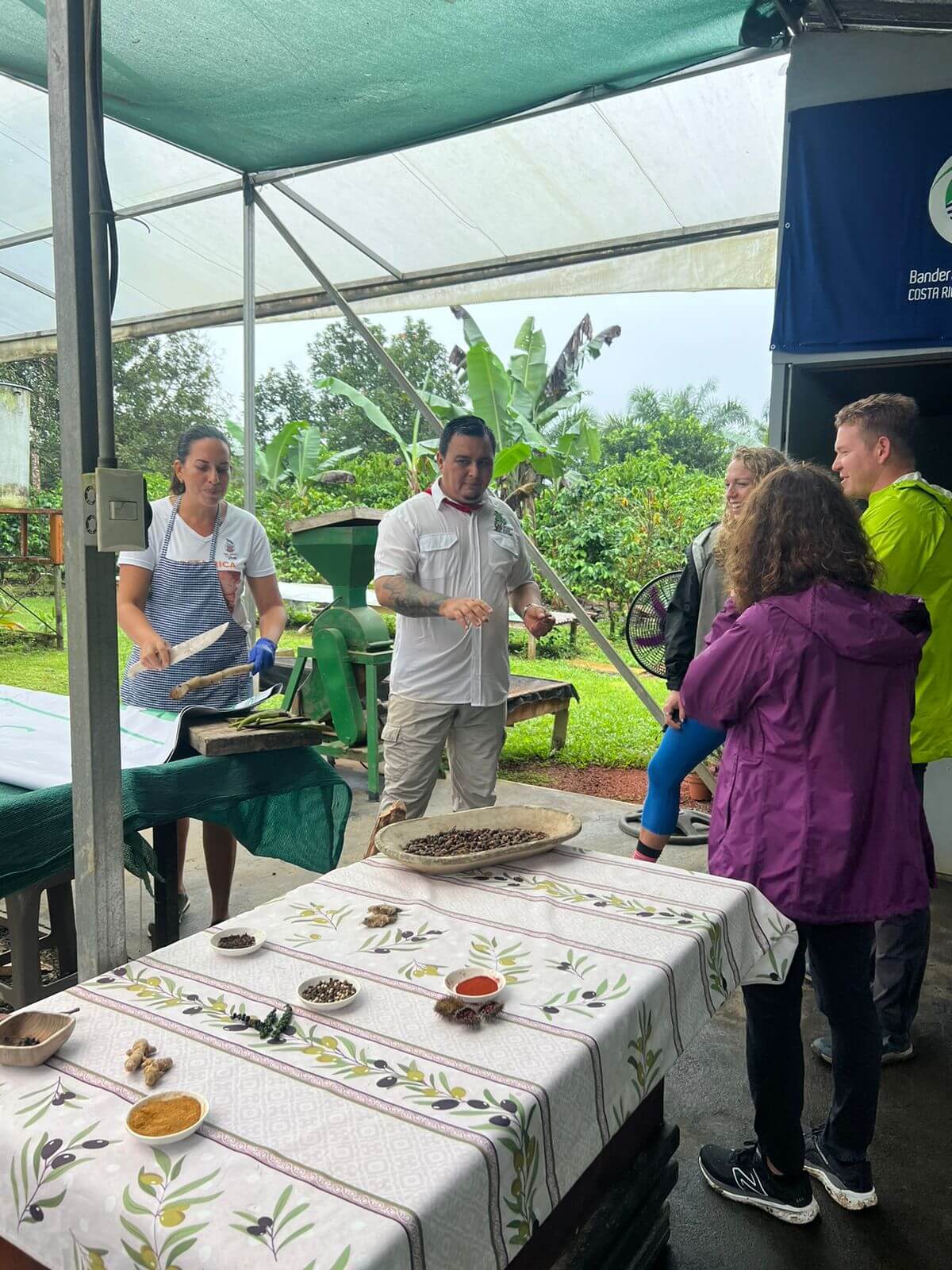 Group photo at the end of a Manuel Antonio chocolate farm tour